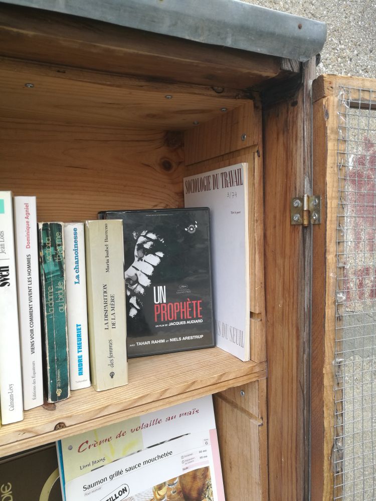 Un numéro de la revue Sociologie du travail dissimulé dans un fond d'une boîte à livres 