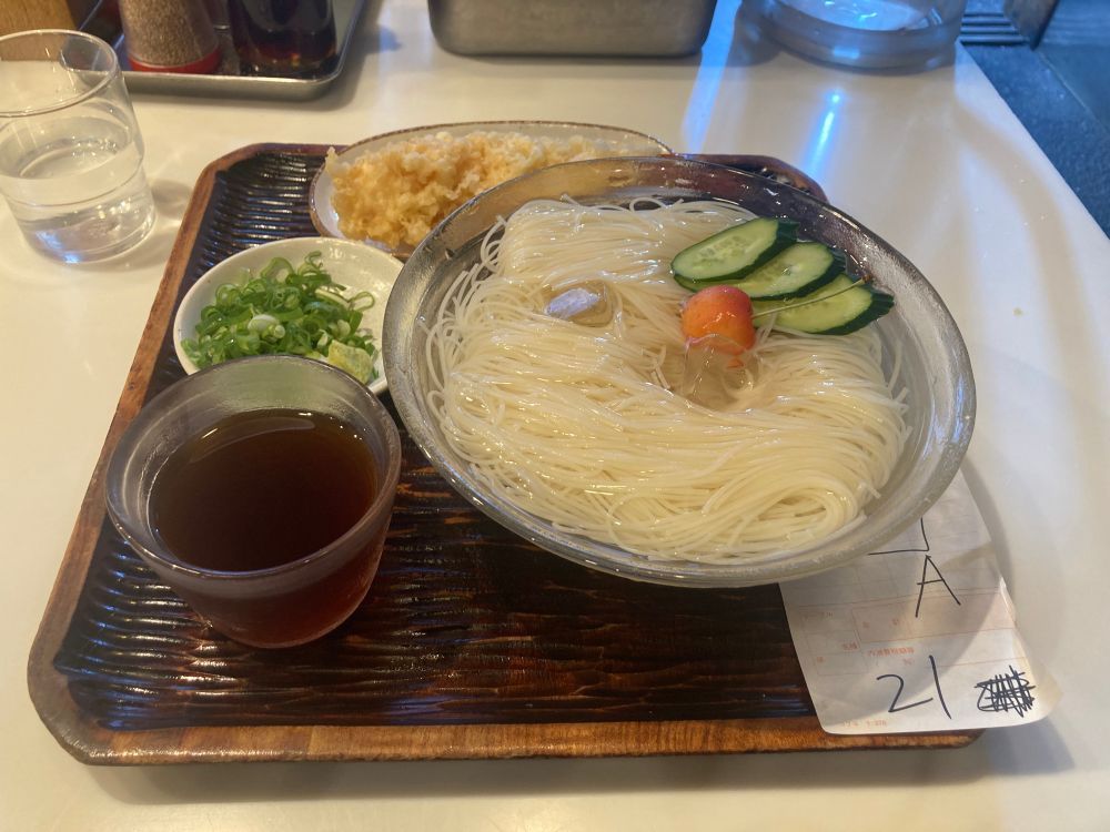 丸香の冷やしそうめん(中)と海老天