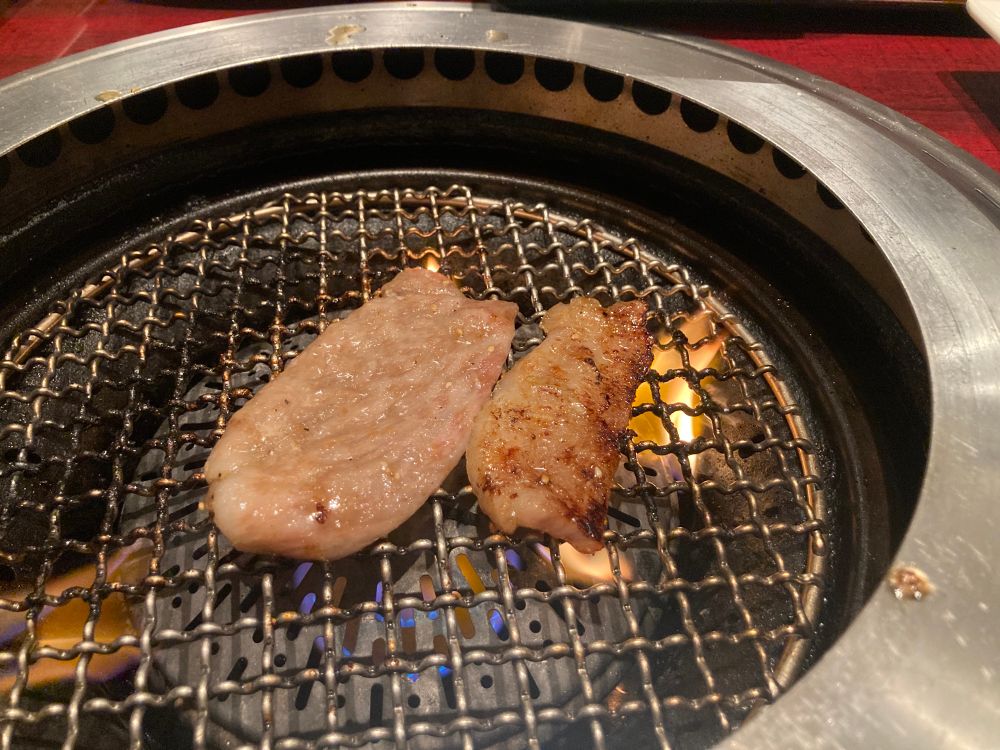 叙々苑の6400円のランチの肉を焼いているところ