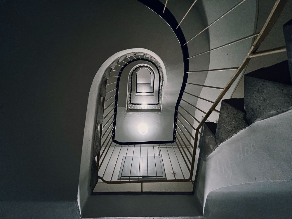 Blick nach oben in eine schier nicht endende Wendeltreppe geformt wie ein Tunnel! 
„Doch auch am Ende brennt irgendwo noch Licht 💡“
