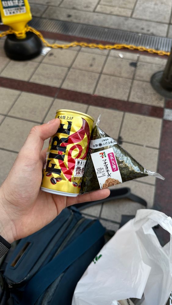 Un onigiri de atún y un café en lata de una tienda de conveniencia japonesa