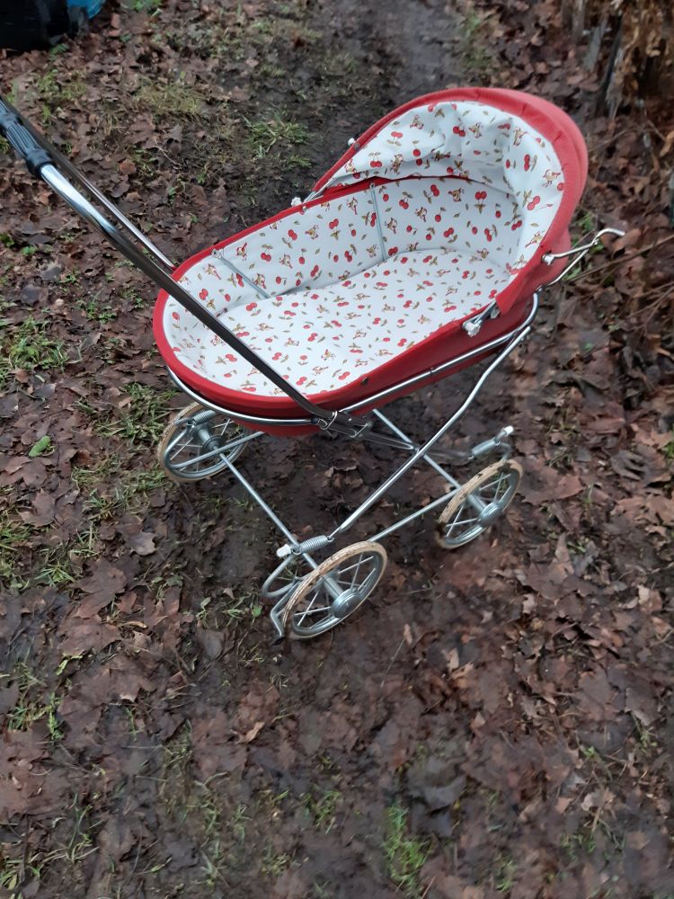 Punavalkoiset nukenrattaat