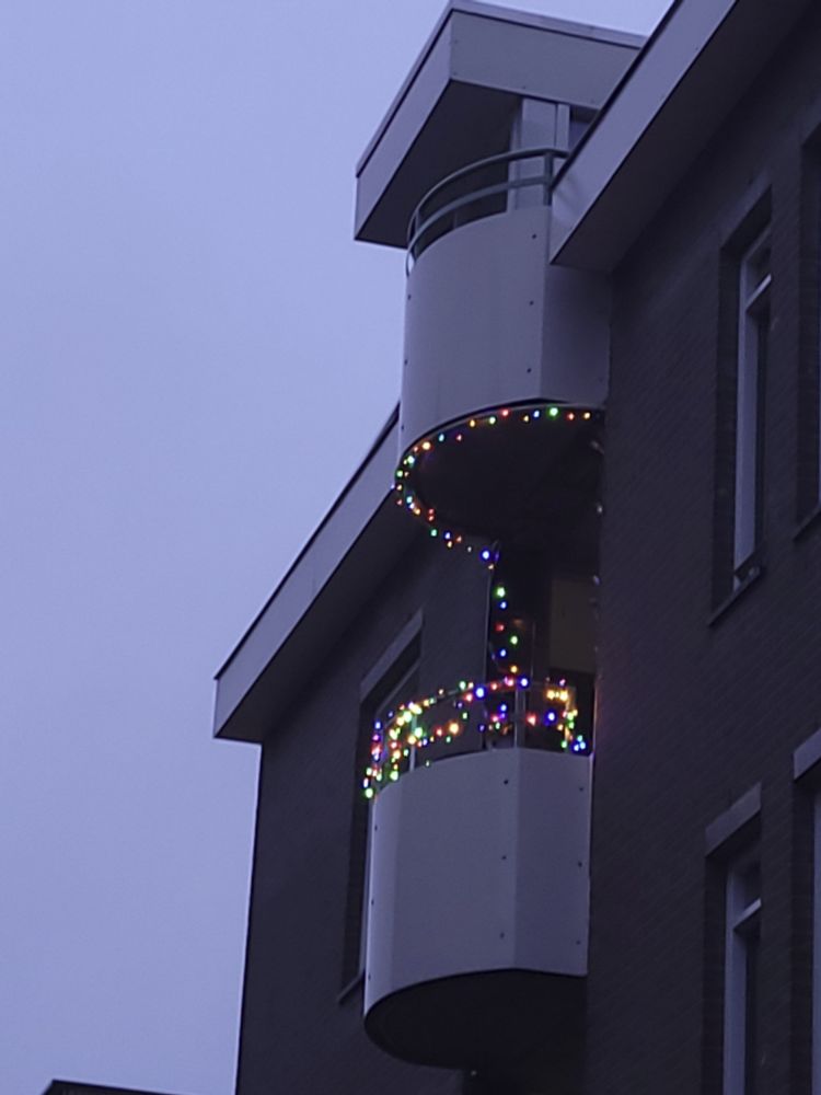 Halfrond balkon met slinger gekleurde lichtjes