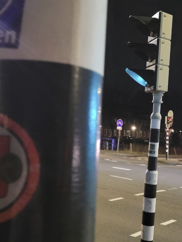 Paal met groen verkeerslicht er naast