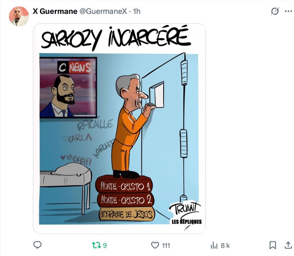 Sarko incarcéré.  On le voit grimper sur 3 gros bouquins pour qui'l puisse accéder à la fenetre de la porte de sa cellule. 2 tomes du conte de monté cristo, la biographie de jesus