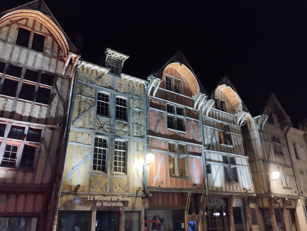 Façades d'anciens bâtiments du centre ville de Troyes, illuminées de nuit