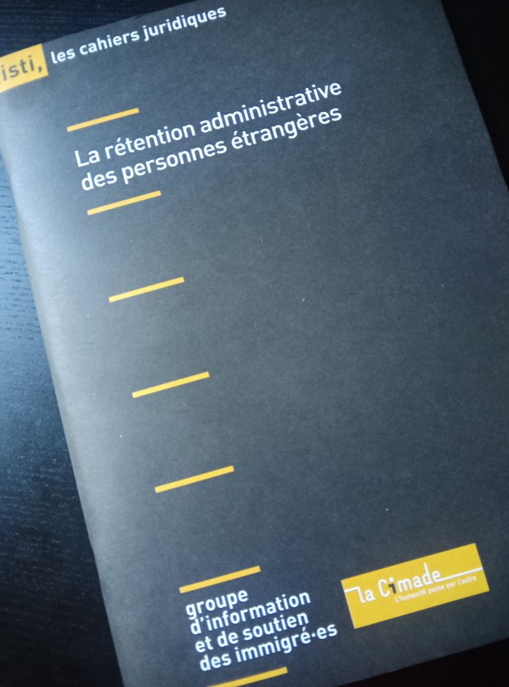 Couverture du cahier juridique : la rétention administrative des personnes étrangères par le Gisti et La Cimade