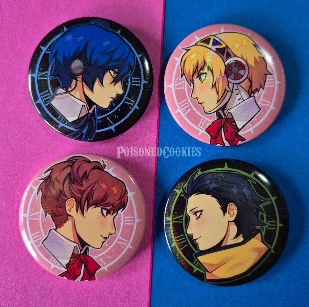 Bottons redondos do Makoto, Aigis, Kotone e Ryoji de Persona 3