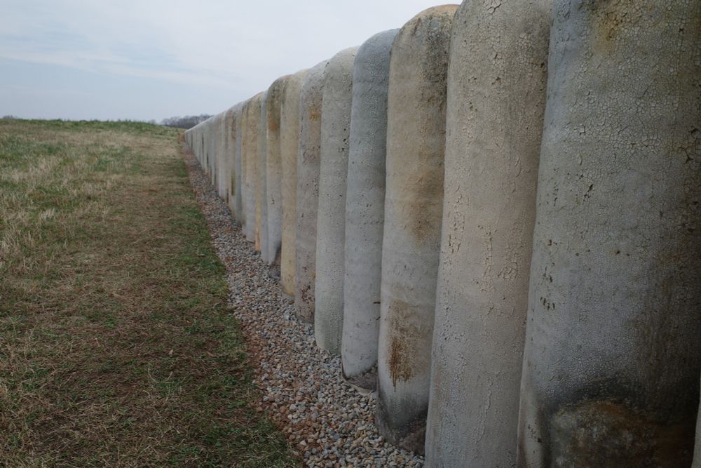 Wall of ceramic pillars 