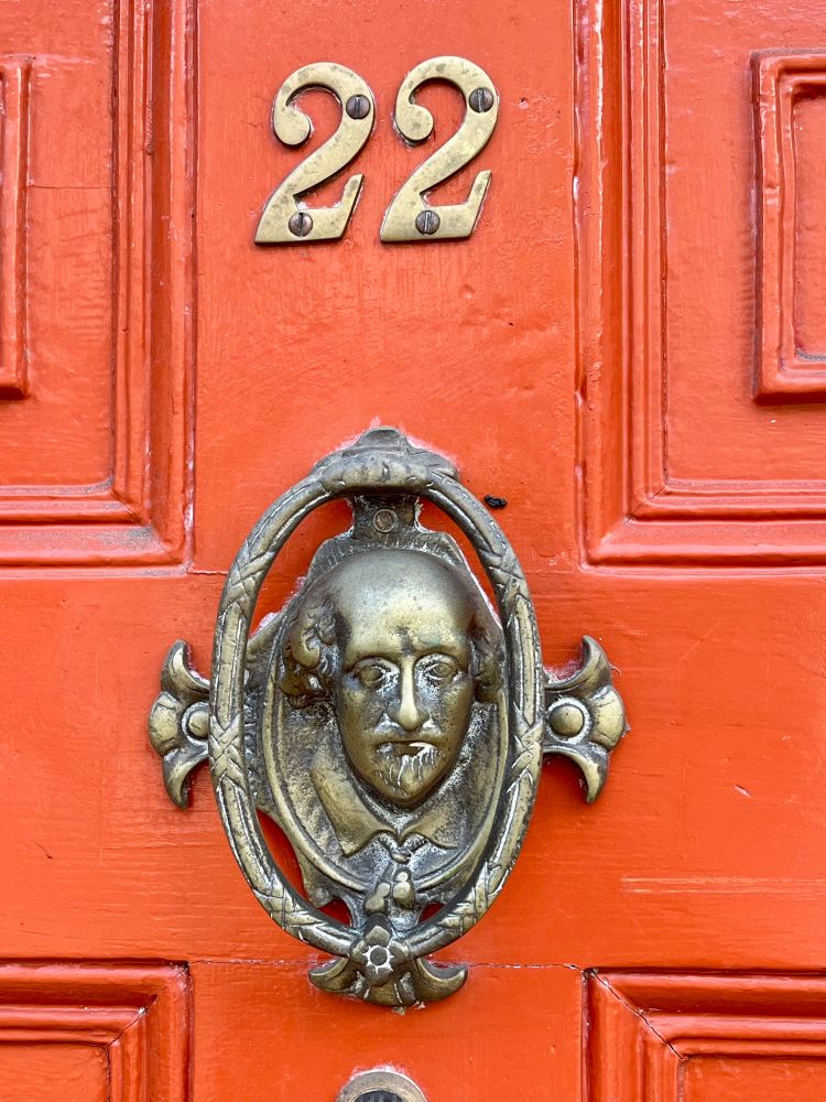 A door knocker with the face of Shakespeare 