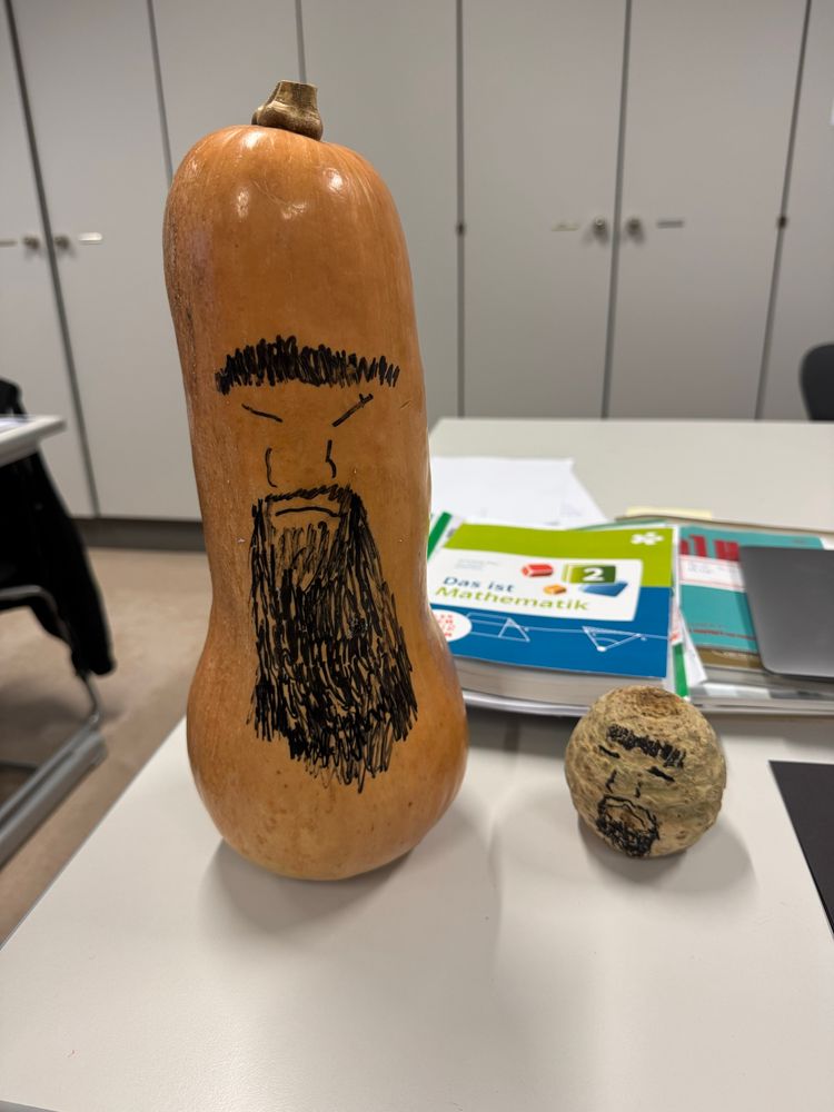 Ein mit einem Kopf bemalter Kürbis und ein Sellerie