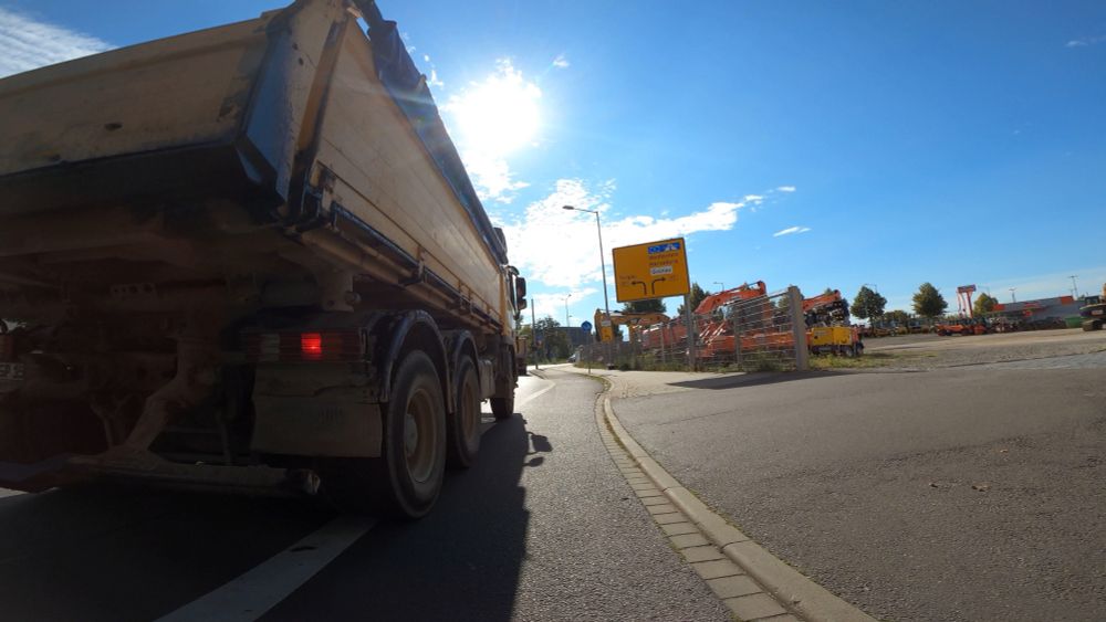 LKW schneidet einen Radfahrstreifen