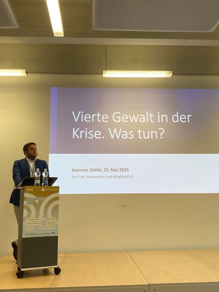 Im Vordergrund Politiker Jon Pult, im Hintergrund ein PPT-Slide mit dem Titel „Vierte Gewalt in der Krise. Was tun?“