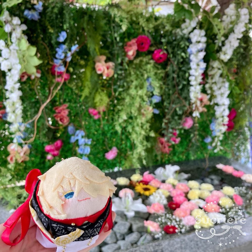 色とりどりの花が入った手水ともちむねさんの写真