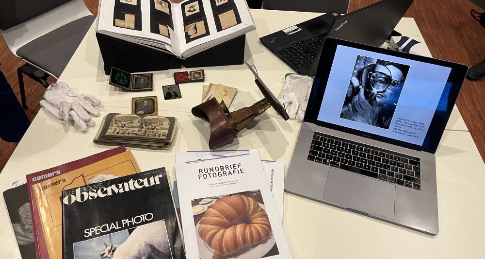 unterschiedliche Arten der analogen und digitalen Fotografie auf einem Tisch präsentiert