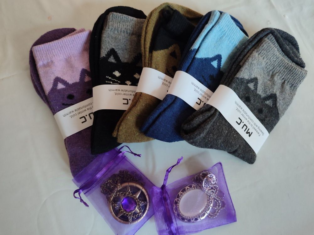 Calcetines de gatete, reloj de bolsillo y colgante blanco.