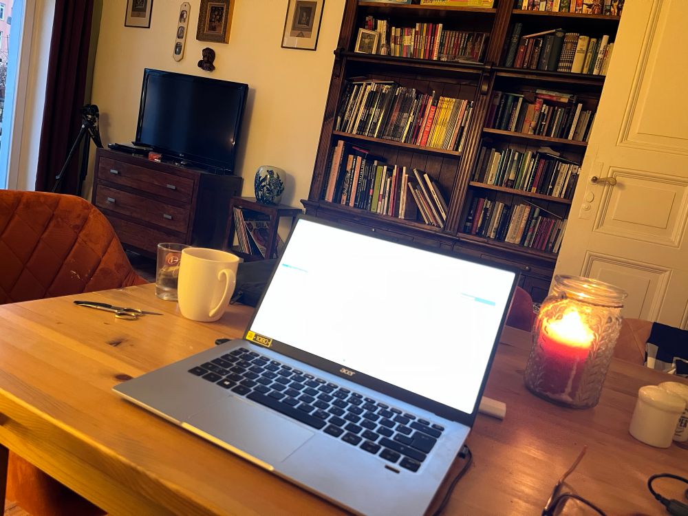 Blick auf meinen Arbeitsplatz am Esstisch