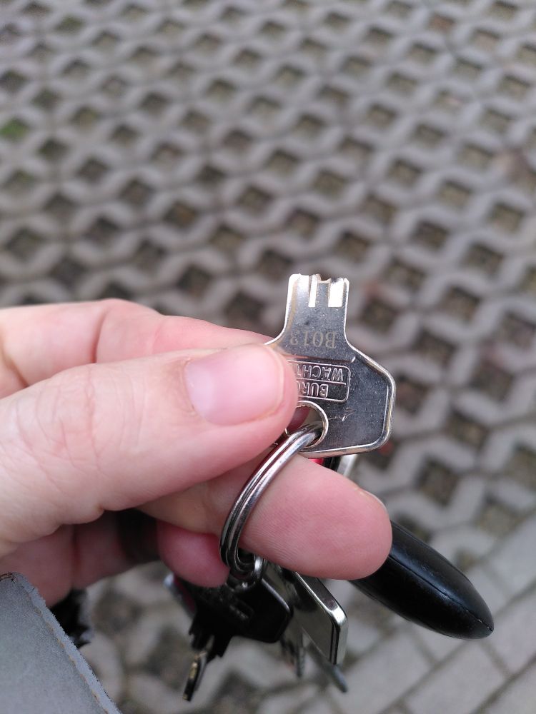 Reststück eines abgebrochenen Schlüssel in meiner Hand.