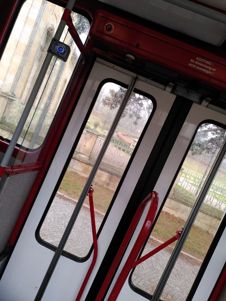 Die Tür einer roten Tatra-Bahn von innen.