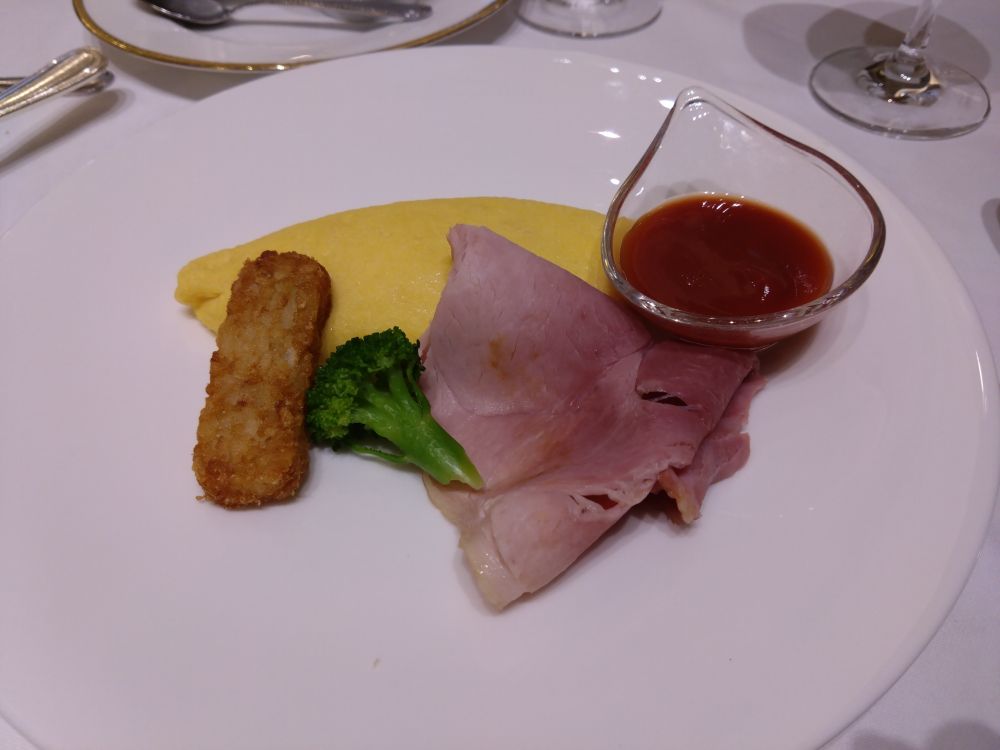プレーンオムレツとハム。ブロッコリーとフライドポテトついています