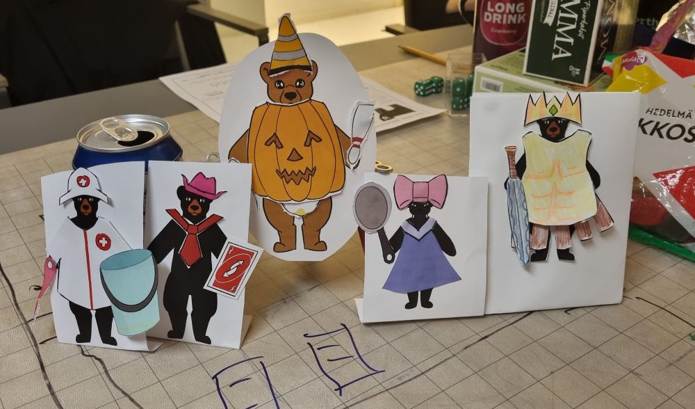 Paperinukkekarhuja pöydällä. 