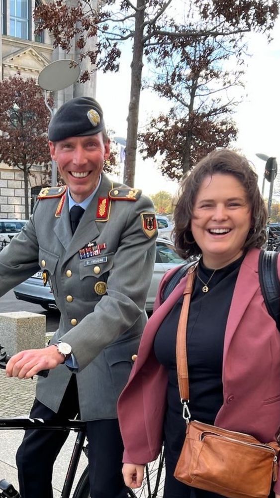 Foto von General Christian Freuding und Sara Nanni, MdB