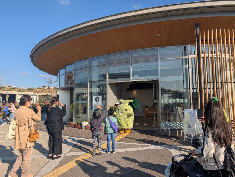 名残惜しまれつつ森へ帰っていきました

モリゾーおじいちゃんは終わったら手を引かれてそそくさと退場していった…（要介護？w）