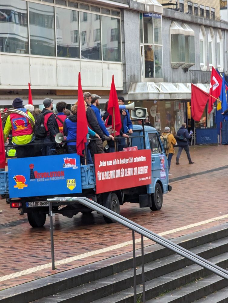 Altes DDR Fahrzeug voll mit FDJ Roten Fahnen