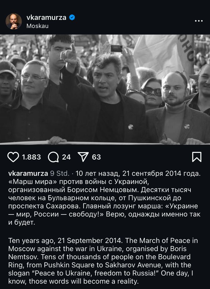 Screenshot of a post by Kara Murza. Nemtsov, Kara Murza and many others on a big demonstration. The text reads: 10 years ago, 21 September 2014. The March of Peace in Moscow against the war in Ukraine, organized by Boris Nemtsov. Tens of thousands of people on the Boulevard Ring with the slogan Peace to Ukraine, freedom to Russia! One day, I know, those words will become a reality.