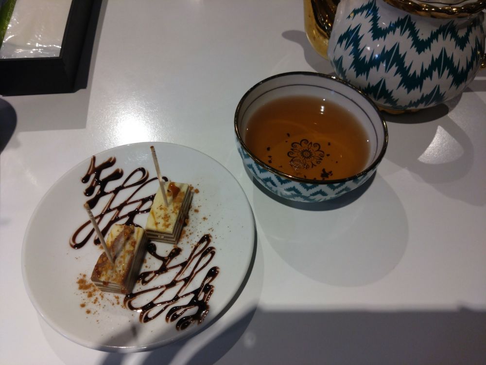 中央アジアの菓子サマルカンド・ハルバと紅茶