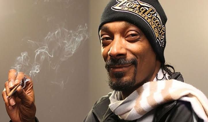 Snoopy Dogg com os zoinho pequeno e vermelho fumando um