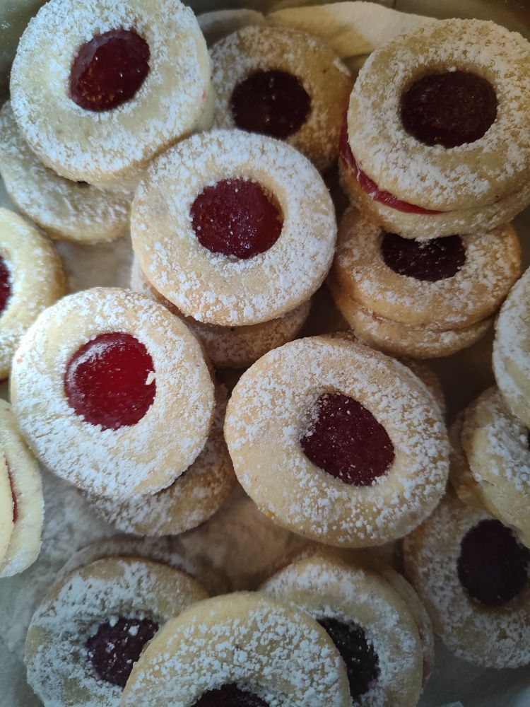 Ein Haufen leckerer Engelsaugen, Weihnachtsplätzchen mit Marmelade in der Mitte.
