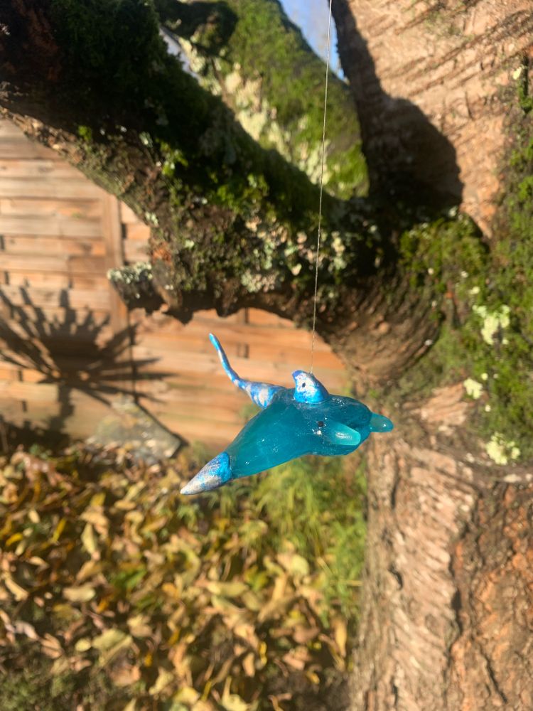 Sculpture en cristal bleu cuivre d’une raie manta suspendue par un fil 