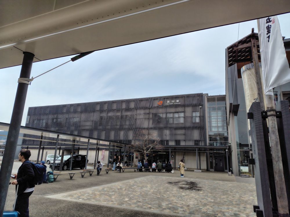 高山駅の写真。茶色い直方体の形をしている。