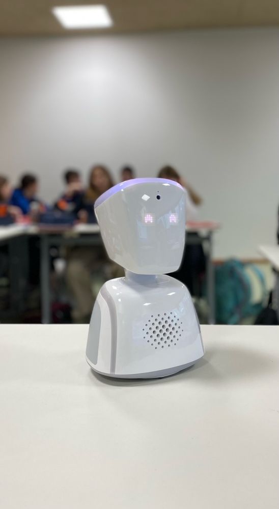 Teleavatar AV1 nimmt für einen kranken Schüler am Unterricht Teil.