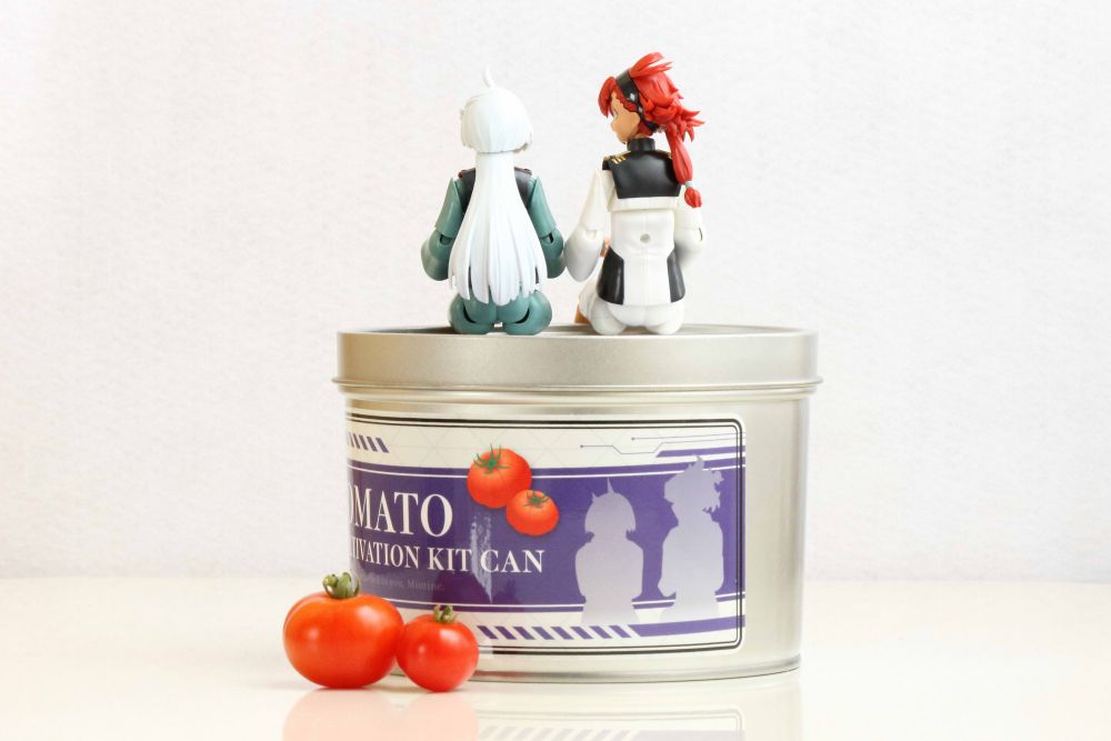 公式トマト栽培キット缶の上に座るFigure-riseStandardのスレミオと収穫したトマトの写真