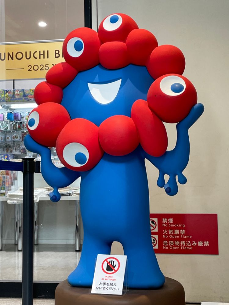 丸善丸の内OAZO店前に置かれているミャクミャクモニュメント