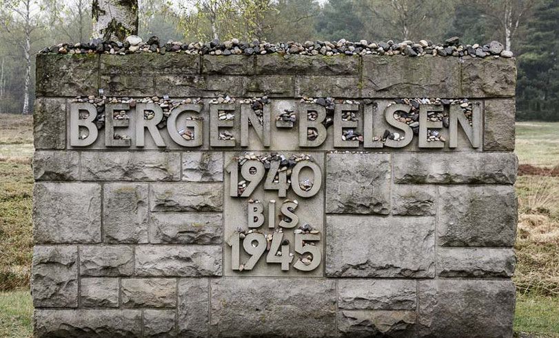 Gedenkstein auf dem Gelände des ehem. KZ Bergen-Belsen mit Jahreszahlen