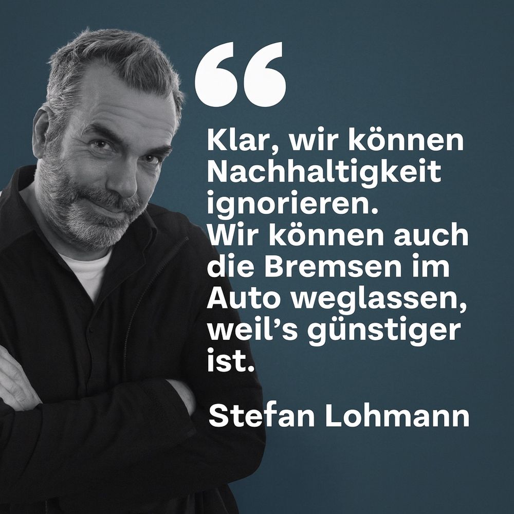 Stefan Lohmann (Experte für Live Entertainment, International Artist Booking sowie Gründer von Sustainable Event Solutions) im schwarzen Hemd. Amüsiert mit verschränkten Armen vor der Brust mit Zitat. „klar, wir können Nachhaltigkeit ignorieren, Wir können auch die Bremsen im Auto weglassen weiß günstiger ist.“