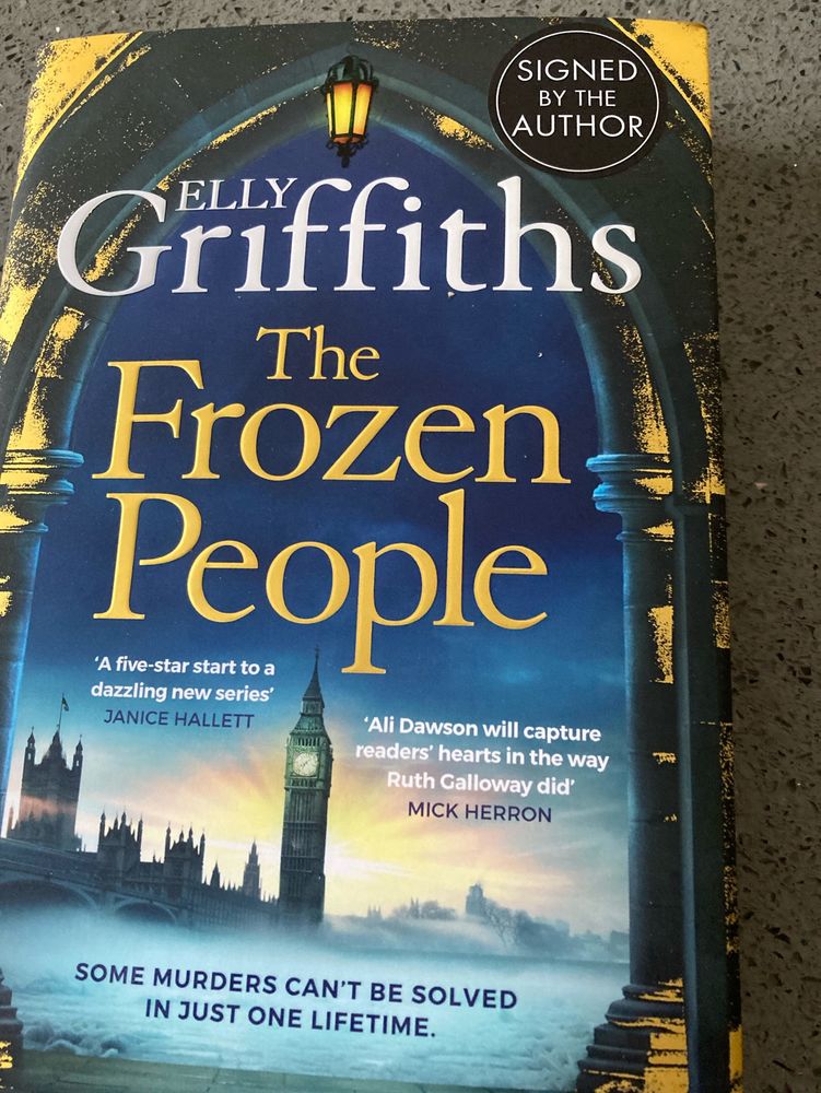 That’s my weekend sorted#booksky 📚💙
@ellygriffiths.bsky.social 