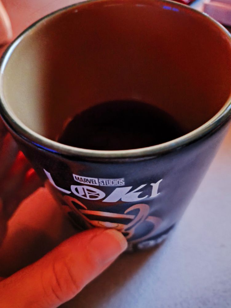 Eine Loki-Tasse mit Tee