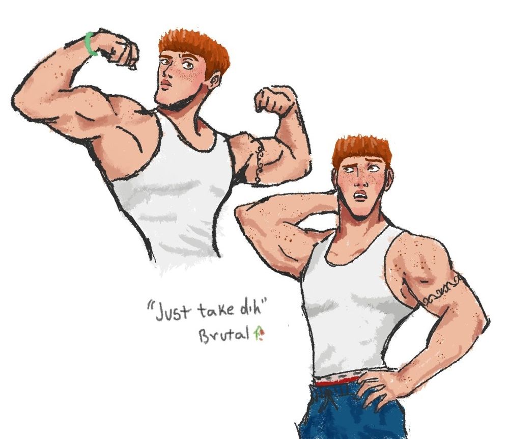 Um homem musculoso, ruivo e de pele clara, usando uma regata branca justa e bermuda jeans azul. À esquerda, está de perfil, flexionando ambos os braços para mostrar os músculos, com expressão confiante e olhando para cima. Ele usa uma pulseira verde no punho esquerdo e tem uma tatuagem de ondas no braço direito. À direita, ele está de frente, com expressão confusa, a mão direita na cintura e a esquerda atrás da cabeça.
