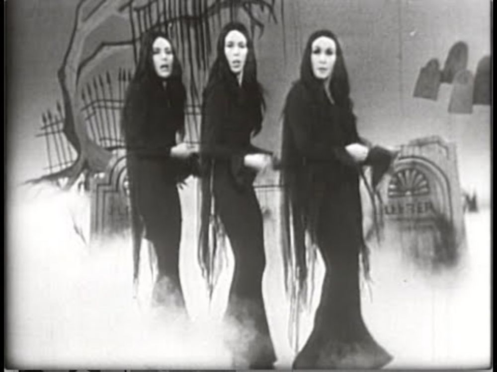 "I Enjoy Being A Girl" - Carol Burnett, Chita Rivera, Caterina Valente ala Morticia Addams