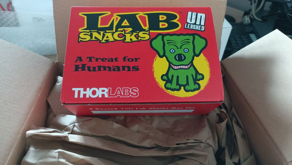 Boite des diverses douceurs sucrées ou salé envoyées avec les commandes Thorlabs