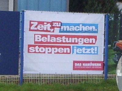 Plakat mit folgendem Text: „Zeit, zu machen. Belastungen stoppen jetzt! DAS HANDWERK“