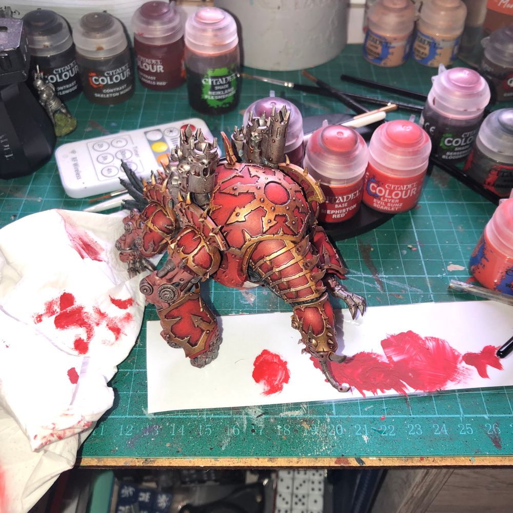 Maulerfiend in world waters colours, after some highlighting. Lots of alarming red stains all around it, but don’t worry - it’s all paint!