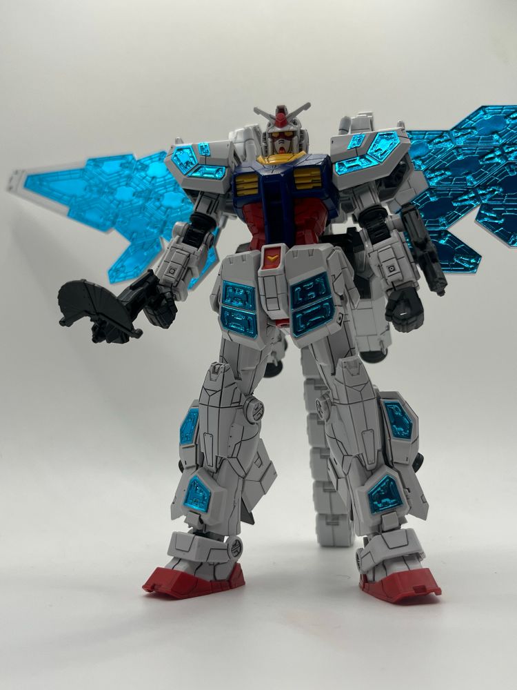 The EG RX-78F00/E standing front with the beam weld gun in the right hand and additional one folded on the arm of the left hand