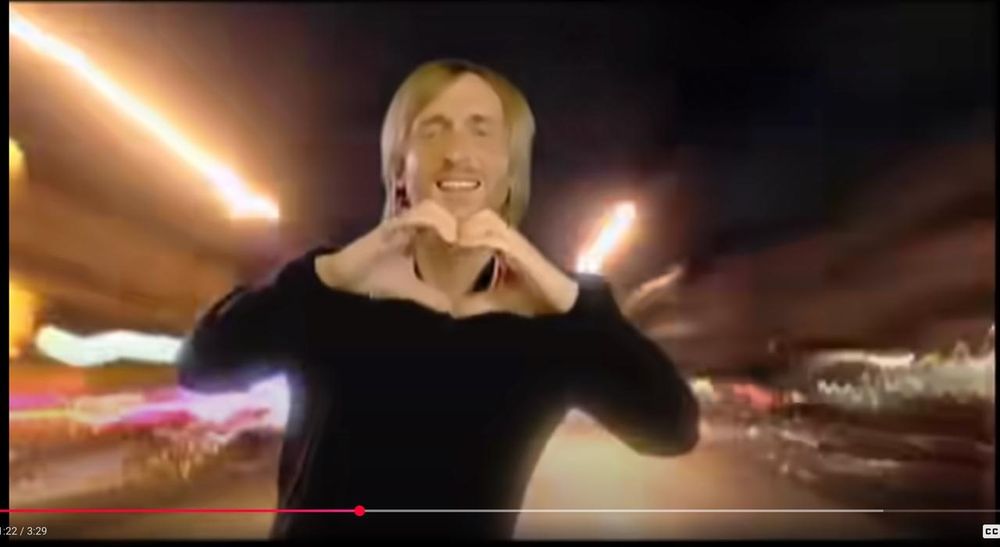 video still von David Guetta 2010 oder so. Er formt mit seinen Händen ein Herz