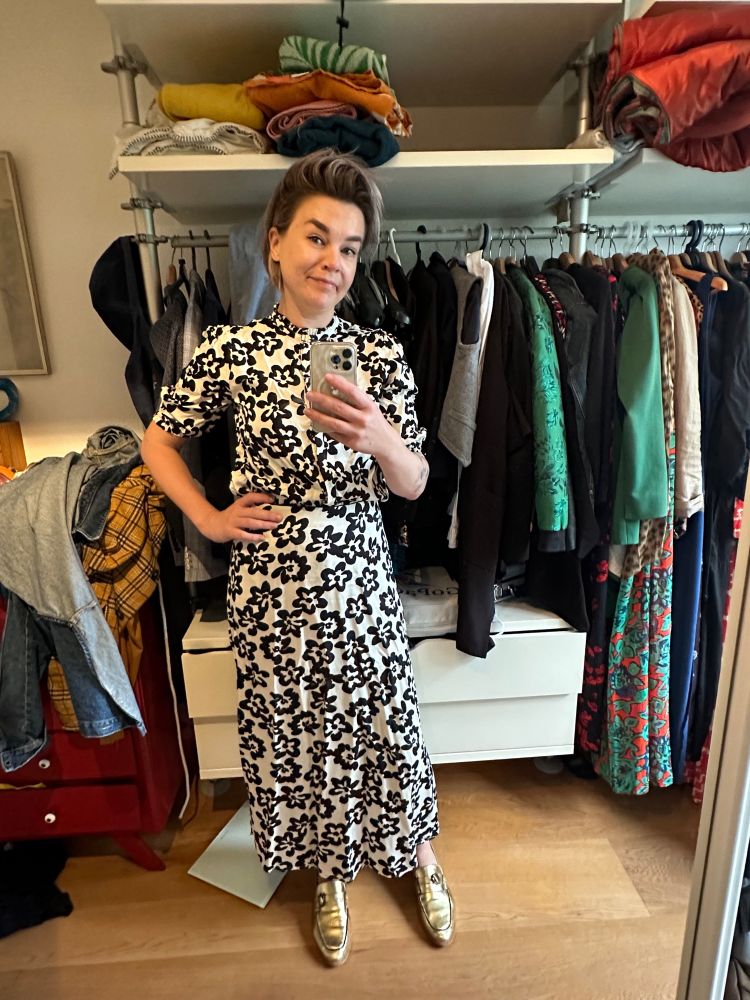 Geertje poseert in zwart witte jurk