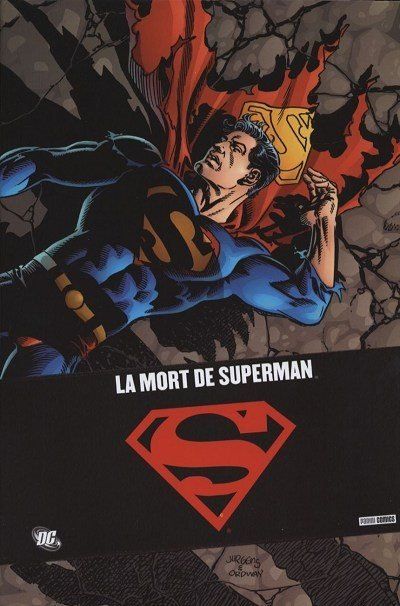 Couverture de la mort de Superman (dans l'édition Panini comics des années 2000). La couverture est traversée par un bandeau noir sur lequel est représenté l'écusson en S de Superman.
Un Superman tombé sur le bitume, la cape déchire reponse en travers de l'image.